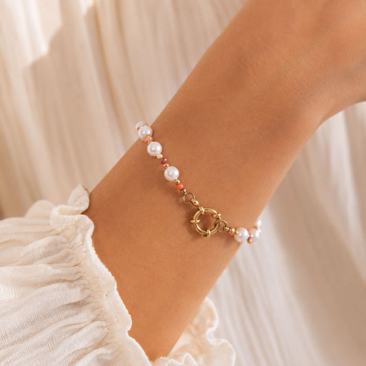 Goldenes Perlenarmband Candy Pearl mit bunten Kristallen und Ringverschluss am Handgelenk – Saltyblush
