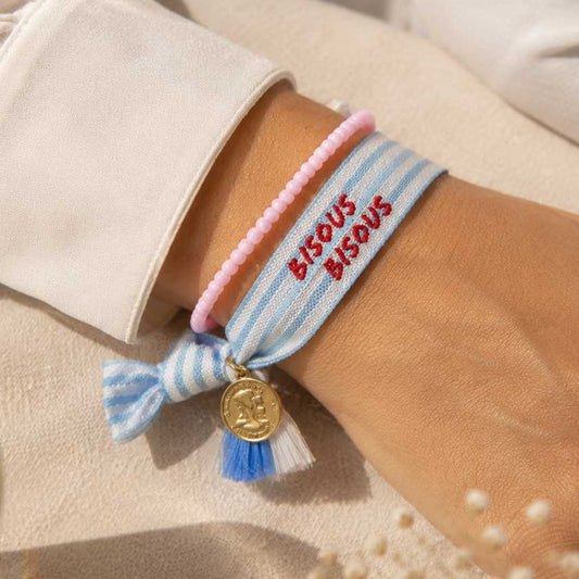 Elastisches Armband-Set Bisous Bisous mit hellblau-weißem Streifenband und rosa Perlenarmband am Handgelenk – blaue Quaste mit goldenem Münzanhänger, Strandlook – Saltyblush