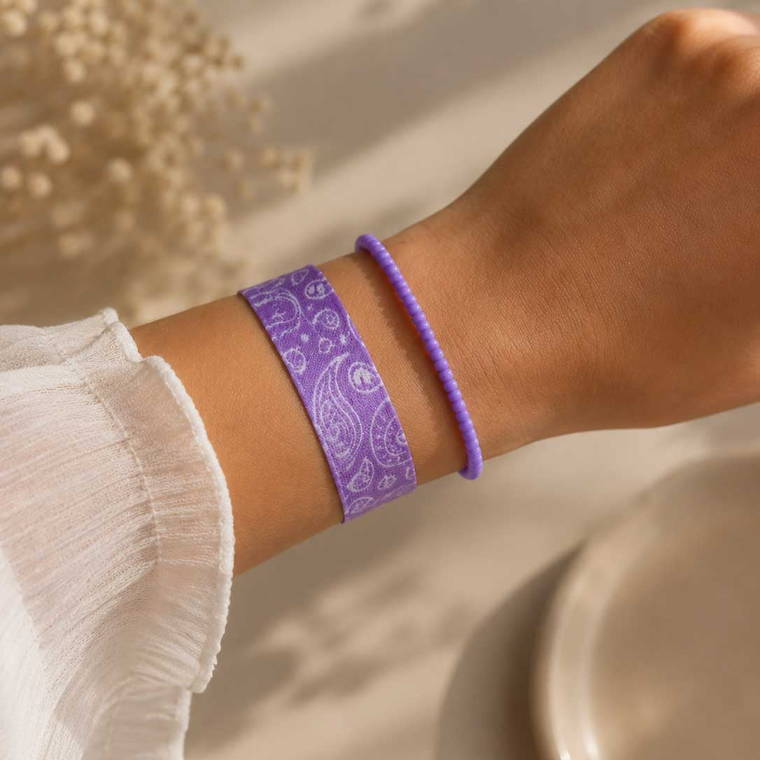 Elastisches Armband-Set Lavender Paisley – Paisley-Band und Perlenarmband kombiniert am Handgelenk mit weißem Rüschenärmel – Saltyblush
