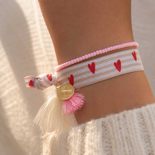 Elastisches Armband-Set Sweet Hearts mit Herz-Streifenband, rosa Perlenarmband und goldenem Münzanhänger am Handgelenk – Saltyblush