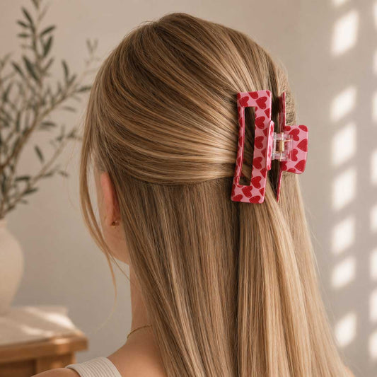 Haarklammer Sweet Hearts in Rosa mit roten Herzchen im Haar getragen – halboffene Frisur, blonde Haare, Acryl, Saltyblush