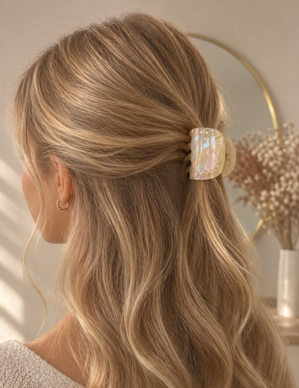 Haarklammer Sea Pearl im Haar getragen als halboffene Frisur – Saltyblush