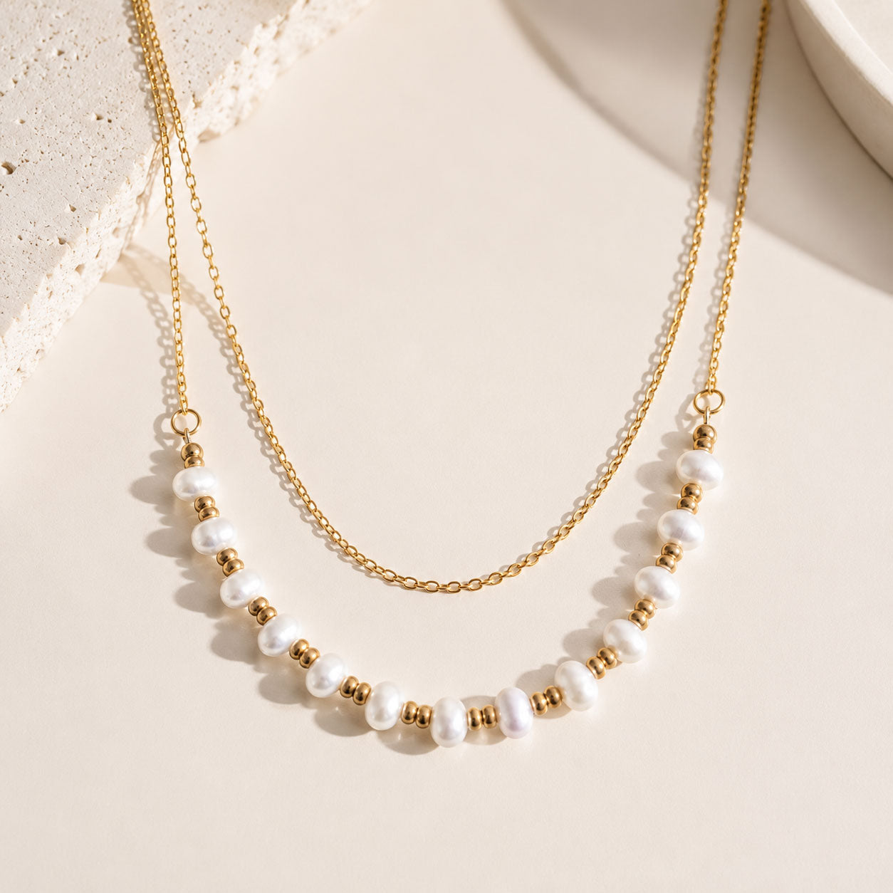 Goldenes Layering-Halsketten-Set Golden Duo mit weißen Perlen und Goldperlen – Edelstahl, Saltyblush