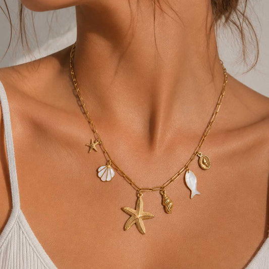 Goldene Charm-Halskette Ocean Treasures mit Meer-Charms am Hals getragen – Edelstahl, Saltyblush