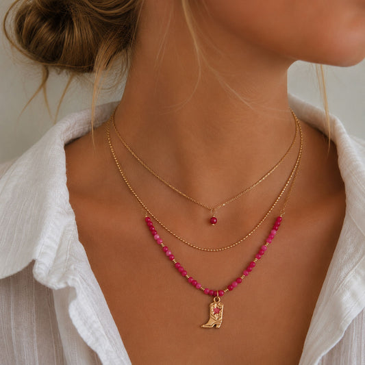 Goldenes Layering-Halsketten-Set Pink Western mit pinken Perlen und Cowboy-Boot-Charm am Hals getragen – Saltyblush