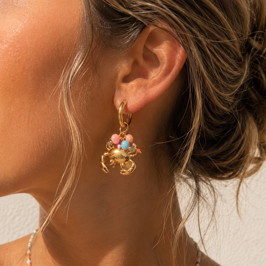 Goldene Creolen Crabby Chic mit Krebs-Charm am Ohr getragen – Edelstahl, Saltyblush
