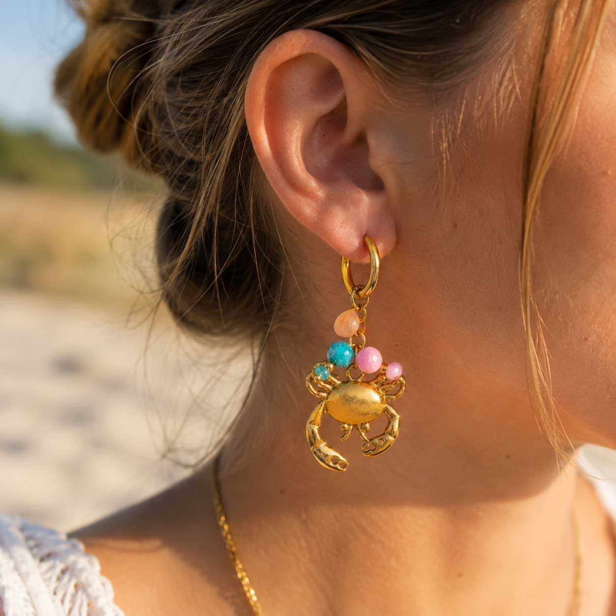 Goldene Krebs-Ohrringe Crabby Chic mit bunten Perlen am Ohr – Saltyblush