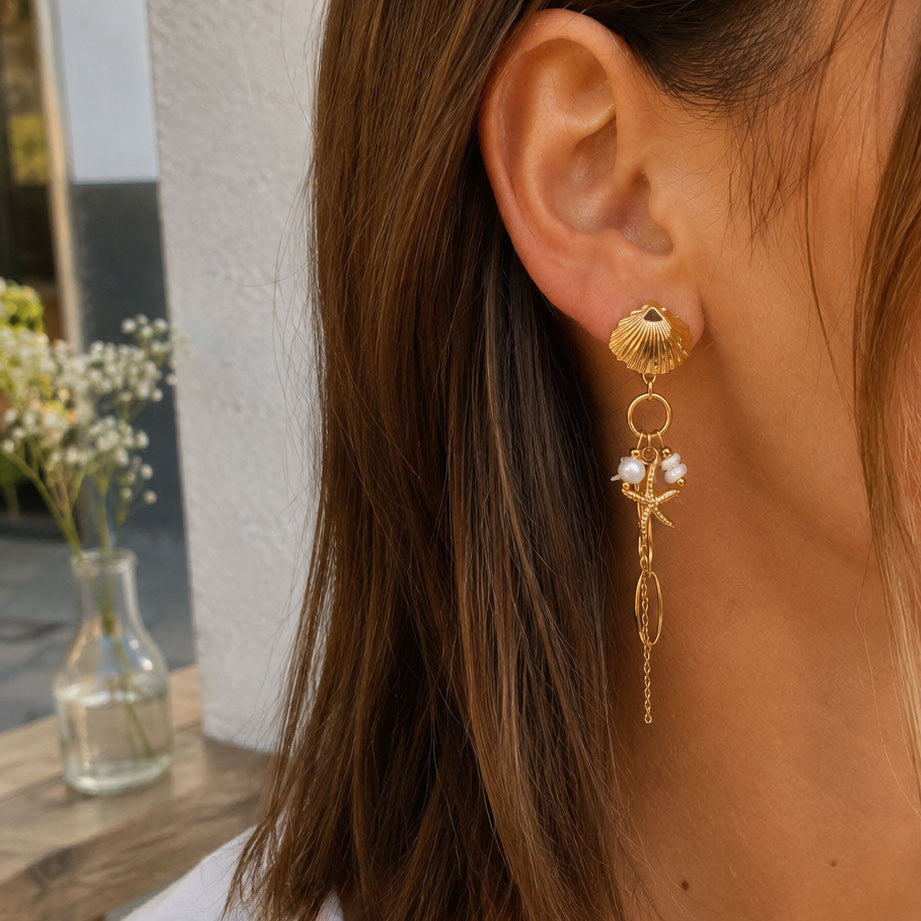 Goldene Ohrringe Seashell Glow mit Muschel-Stecker und Seestern-Charm am Ohr – Edelstahl, Saltyblush