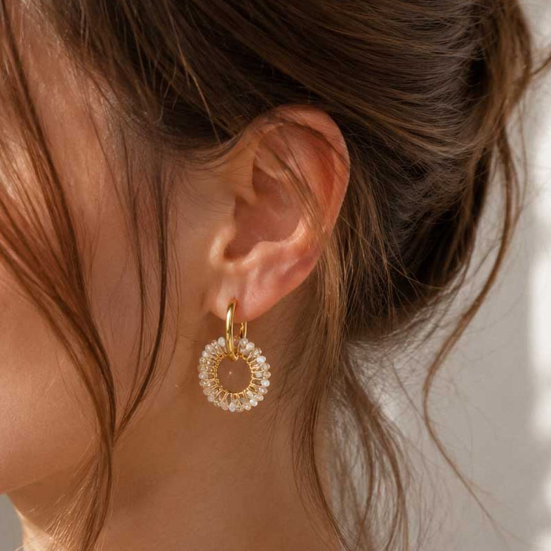 Goldene Creolen Cream Glow Hoops mit cremefarbenen Kristallperlen am Ohr getragen – brünette Frau, Hochsteckfrisur, Edelstahl, Saltyblush