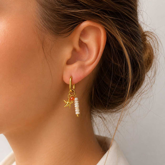 Goldene Creolen Pearl Coast mit Seestern- und Perlen-Charm am Ohr getragen – Edelstahl, Saltyblush