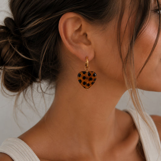 Goldene Creolen Wild Heart mit Leoparden-Herz-Anhänger am Ohr getragen – Edelstahl, Saltyblush