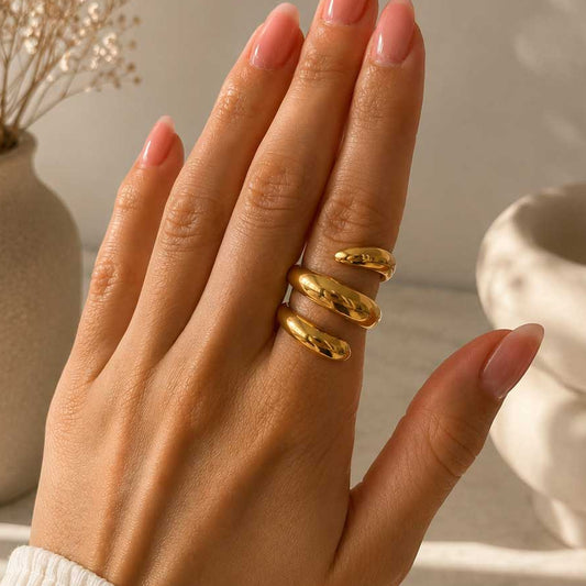 Goldener Spiral-Ring Soft Curve an der Hand getragen – Edelstahl, Saltyblush