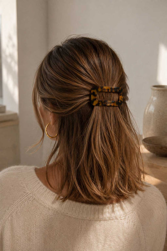 Amber Frame Haarspange braun im Haar – eleganter Half-Up-Style für Alltag & besondere Anlässe, Saltyblush
