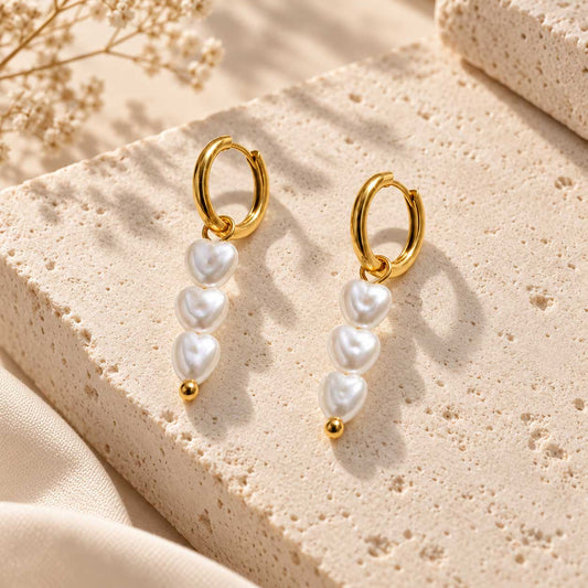 Amora Creolen Gold mit herzförmigen Perlen-Anhängern aus Edelstahl – Saltyblush