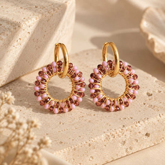 Blush Beaded Hoops – goldene Creolen mit rosa und burgunderroten Kristallperlen auf golddraht-gewickeltem Ring, auf Naturstein