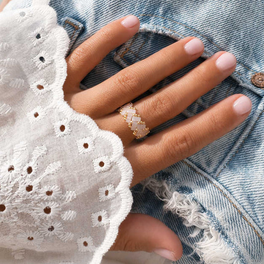 Hellrosa Miyuki-Perlenring mit goldenen Rocailles in Zickzack-Flechtmuster, handgefertigter Beaded Ring in Rosa-Gold auf weißem Hintergrund