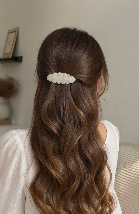 Cloud Glow Haarspange getragen als Half-up-Frisur in welligem braunem Haar – femininer Alltagslook