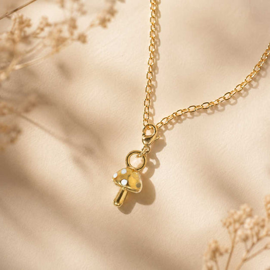 Goldener Fliegenpilz Charm an feiner Goldkette – Detailansicht mit Karabiner – Saltyblush