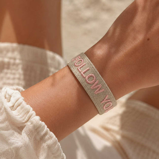 Follow Your Heart Armband in Beige mit rosa Stickerei am Handgelenk – Statement Schmuck Damen, Saltyblush