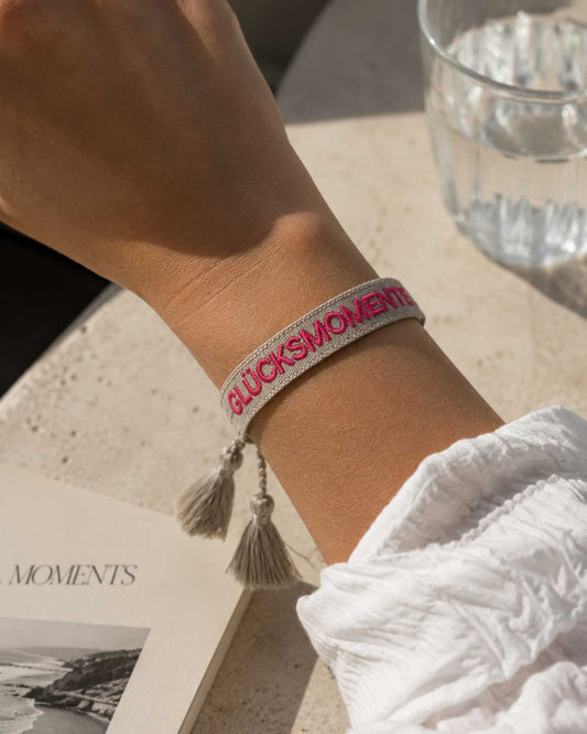 Glücksmomente Armband am Handgelenk mit grauen Quasten – Statement Schmuck Damen, Saltyblush