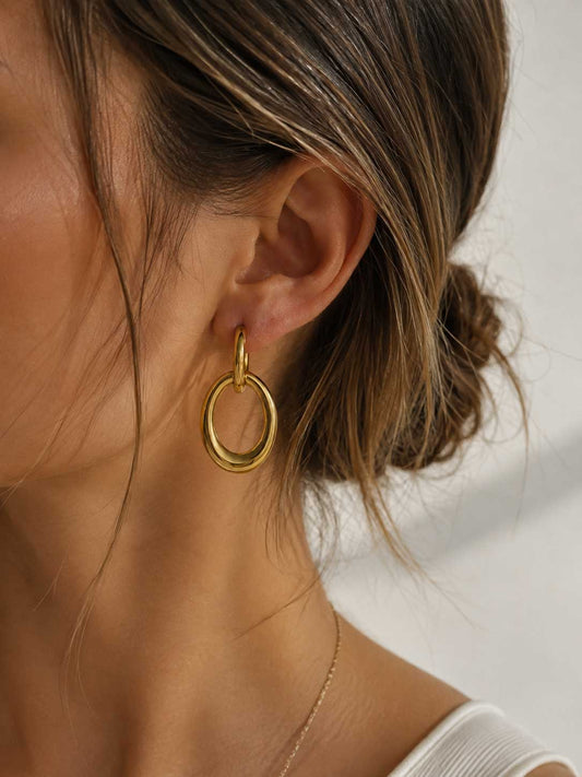 Golden Flow goldene Double-Ring Ohrringe am Ohr getragen mit hochgestecktem Haar und goldener Kette – Saltyblush