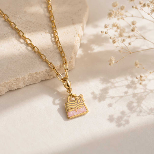 Detailansicht: Handtasche Charm rosa gold aus Edelstahl mit Schleife – Charm Concept Saltyblush