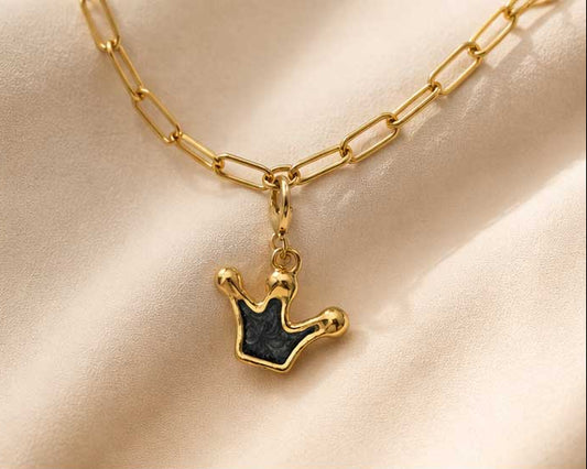 Goldener Kronen-Charm mit schwarzer Emaille an goldener Gliederkette – edler Schmuck-Look – Saltyblush