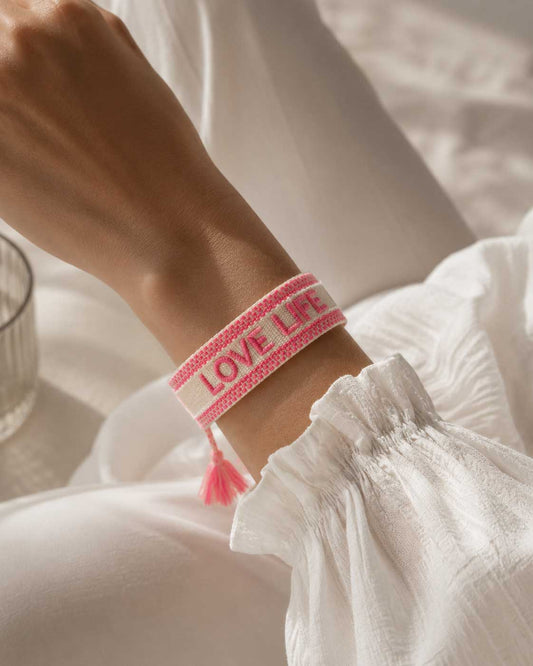 Love Life Armband am Handgelenk mit pinker Quaste – Statement Schmuck Damen, Saltyblush