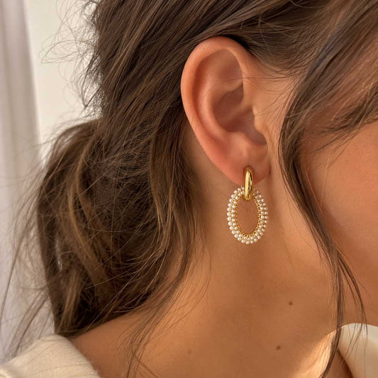 Detailaufnahme der Pearl Glow Hoops – Perlenbesatz und Goldveredelung aus Edelstahl