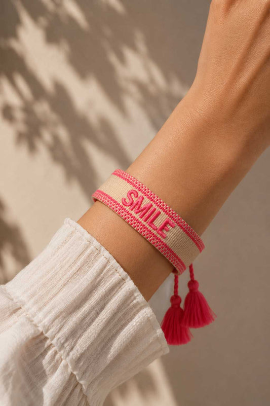 Detailansicht Statement Armband mit Aufschrift „Smile" – Modeschmuck Damen von Saltyblush