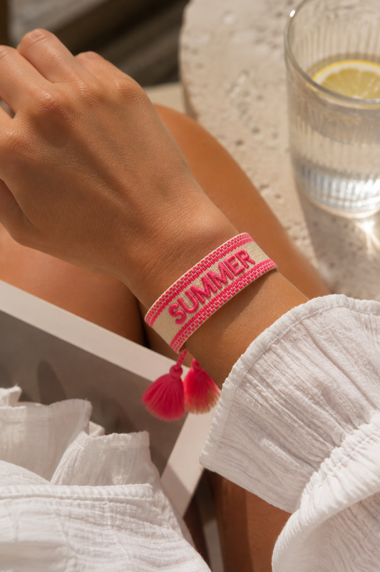 Summer Armband am Handgelenk getragen mit weißem Sommeroutfit – Statement Schmuck Damen, Saltyblush