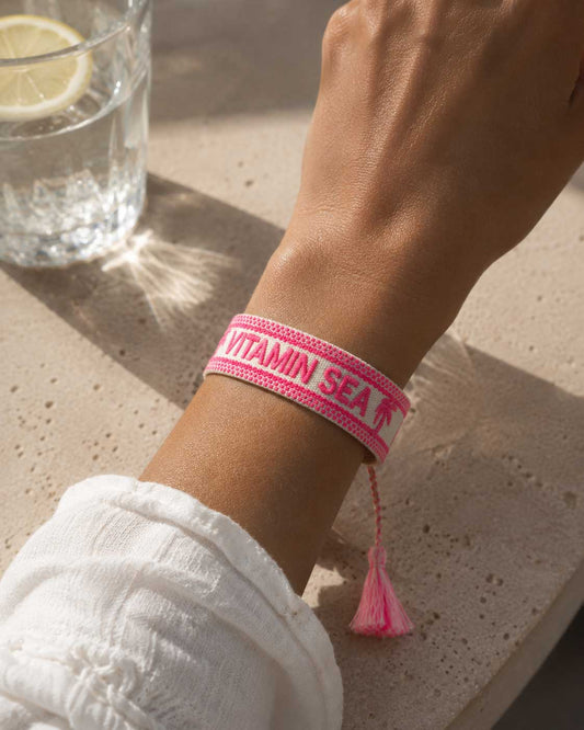 Vitamin Sea Armband am Handgelenk mit pinker Quaste – Sommer Statement Schmuck Damen, Saltyblush