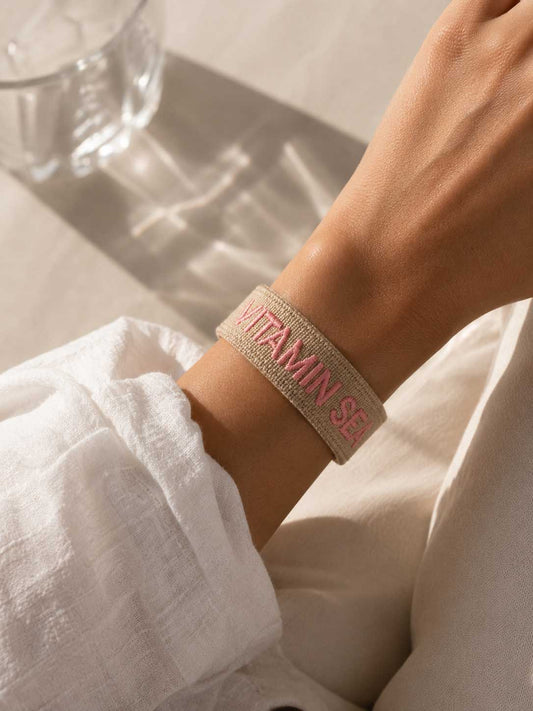 Vitamin Sea Armband in Beige mit rosa Stickerei am Handgelenk – Statement Schmuck Damen, Saltyblush