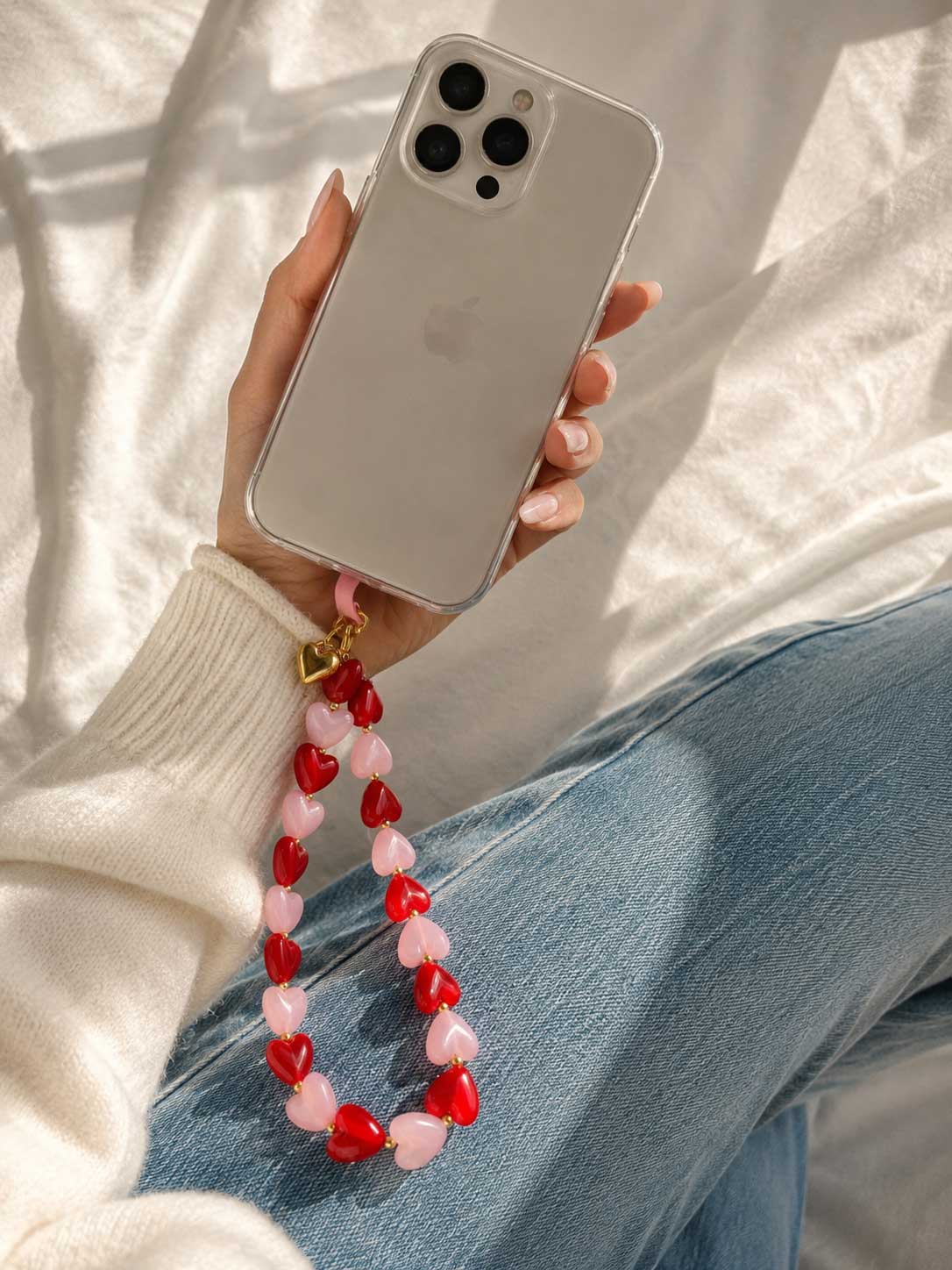 Detailansicht: Pink Heart Phone Charm – Herzperlen rosa rot mit goldenen Details, Saltyblush
