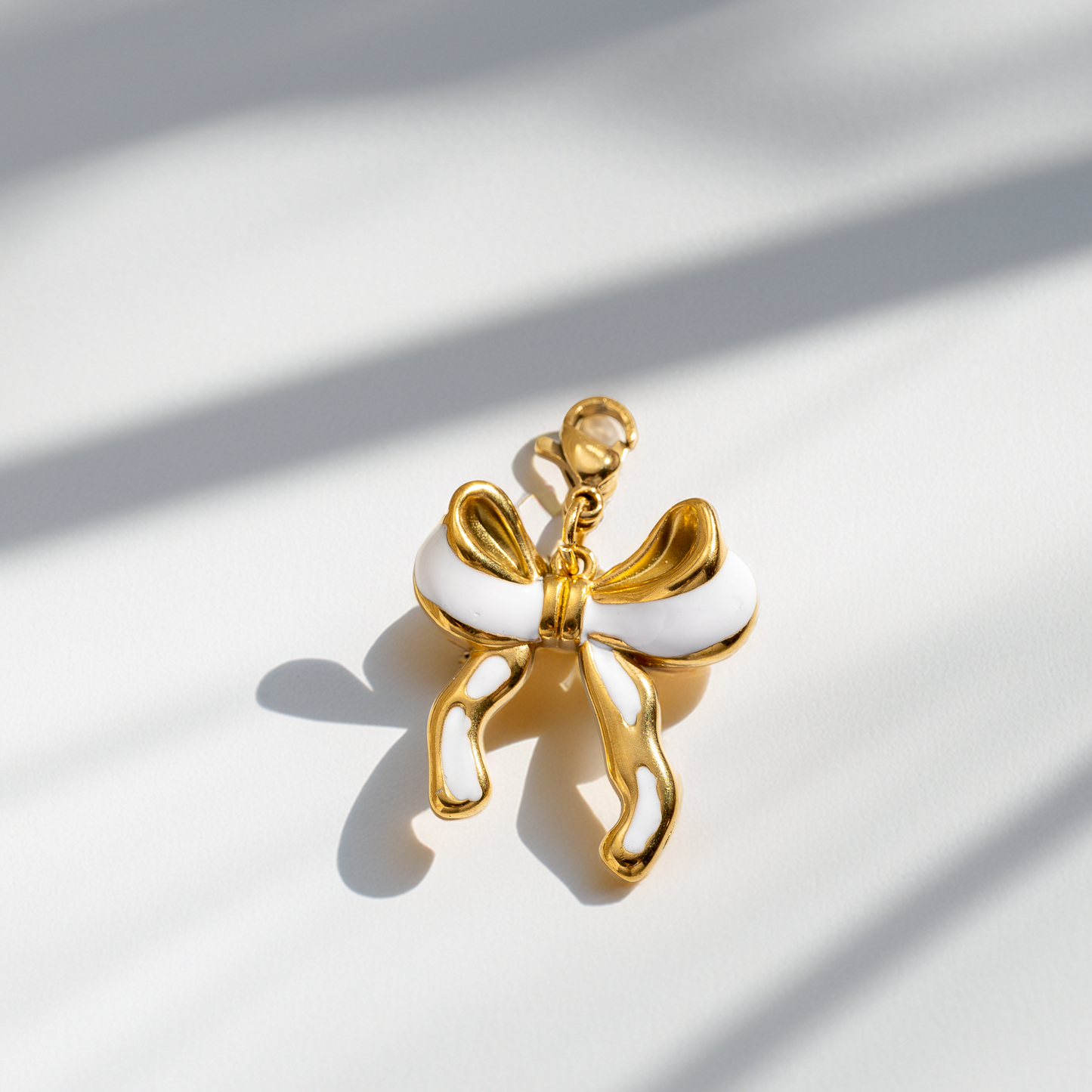 schleife weiß⎢goldener big charm