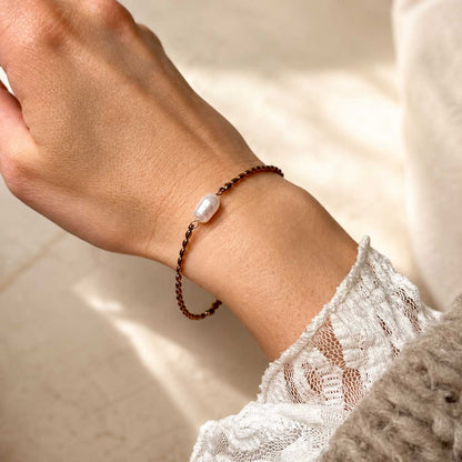 Goldenes Armband Pearl Tide mit weißer Perle am Handgelenk mit weißem Spitzenärmel – Saltyblush
