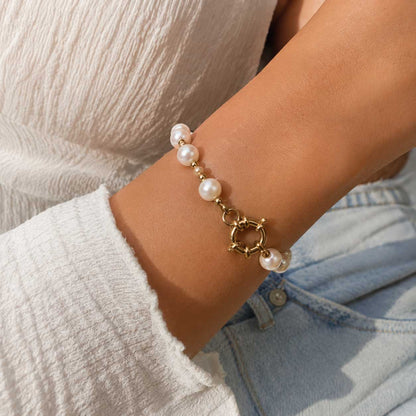 Goldenes Perlenarmband Pearl Glow mit weißen Perlen am Handgelenk getragen – Edelstahl, Saltyblush
