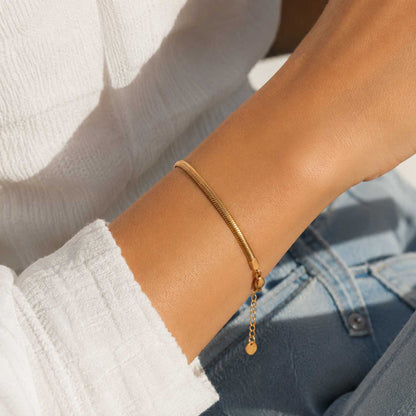 Goldenes Schlangenketten-Armband Silk Chain am Handgelenk getragen – Edelstahl, Saltyblush
