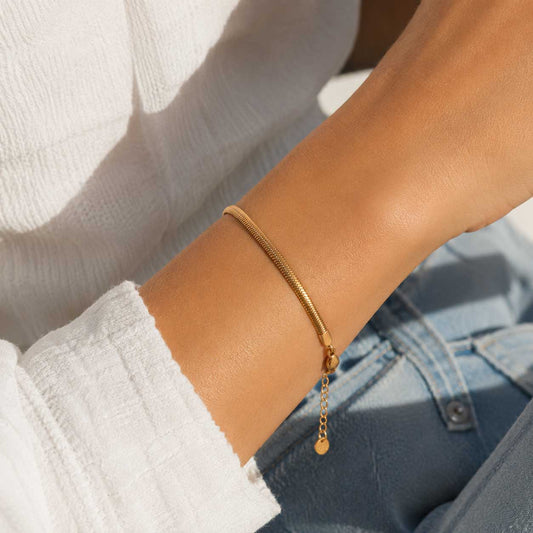 Goldenes Schlangenketten-Armband Silk Chain am Handgelenk getragen – Edelstahl, Saltyblush
