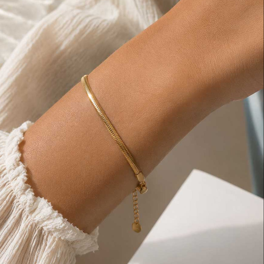 Goldenes Armband Silk Chain mit flacher Schlangenkette am Handgelenk – Edelstahl, Saltyblush
