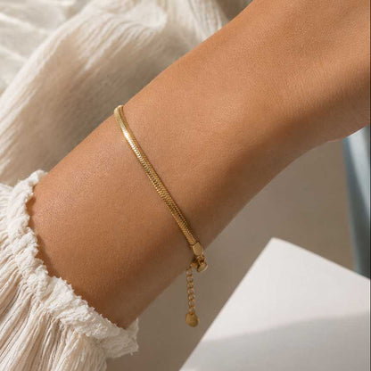 Goldenes Armband Silk Chain mit flacher Schlangenkette am Handgelenk – Edelstahl, Saltyblush
