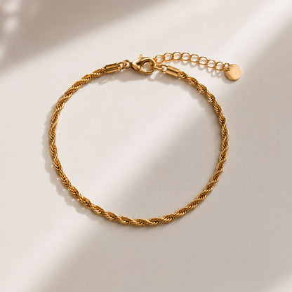 Goldenes Edelstahl-Armband Soft Twist mit gedrehtem Kordeldesign – Saltybl

