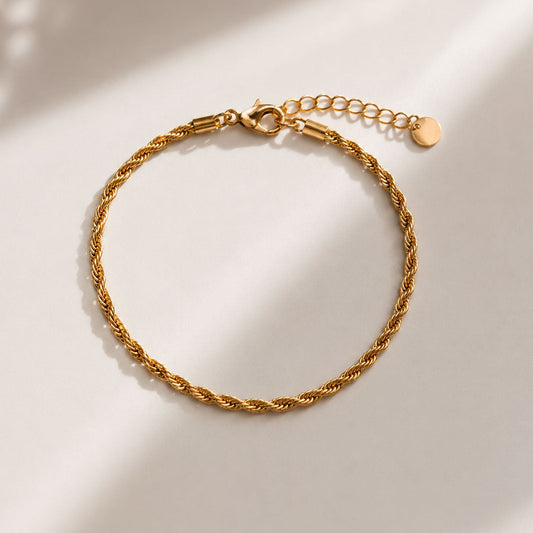 Goldenes Edelstahl-Armband Soft Twist mit gedrehtem Kordeldesign – Saltybl
