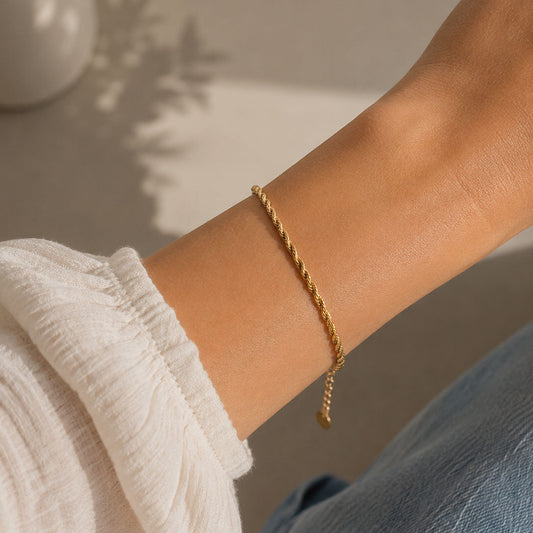 Goldenes Twist-Armband Soft Twist am Handgelenk getragen – Edelstahl, Saltyblush
