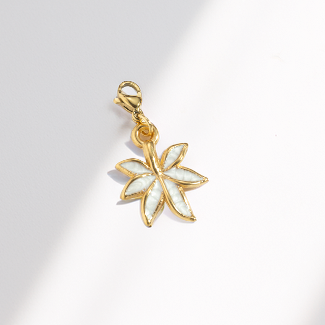 blatt weiß ⎢goldener charm