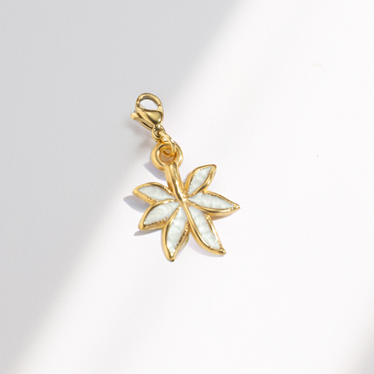 blatt weiß ⎢goldener charm