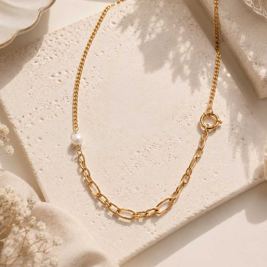 Pearl Link Halskette – goldene Gliederkette mit Perlenakzenten auf hellem Hintergrund
