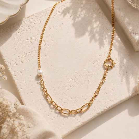 Pearl Link Halskette – goldene Gliederkette mit Perlenakzenten auf hellem Hintergrund
