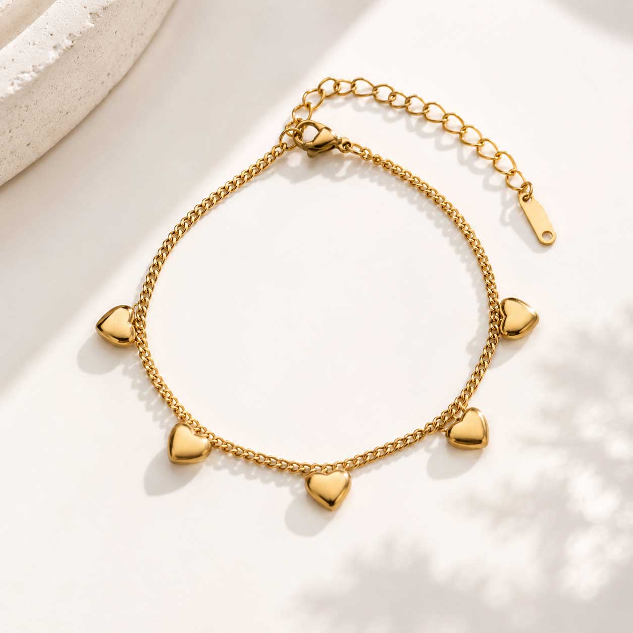 Goldenes Armband mit Herz-Anhängern – Golden Hearts Armband von Saltyblush, filigrane Goldkette mit 5 polierten Herzcharms, verstellbar
