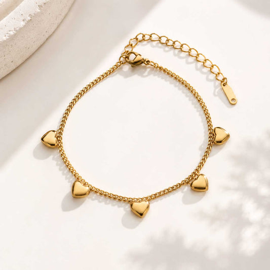 Goldenes Armband mit Herz-Anhängern – Golden Hearts Armband von Saltyblush, filigrane Goldkette mit 5 polierten Herzcharms, verstellbar
